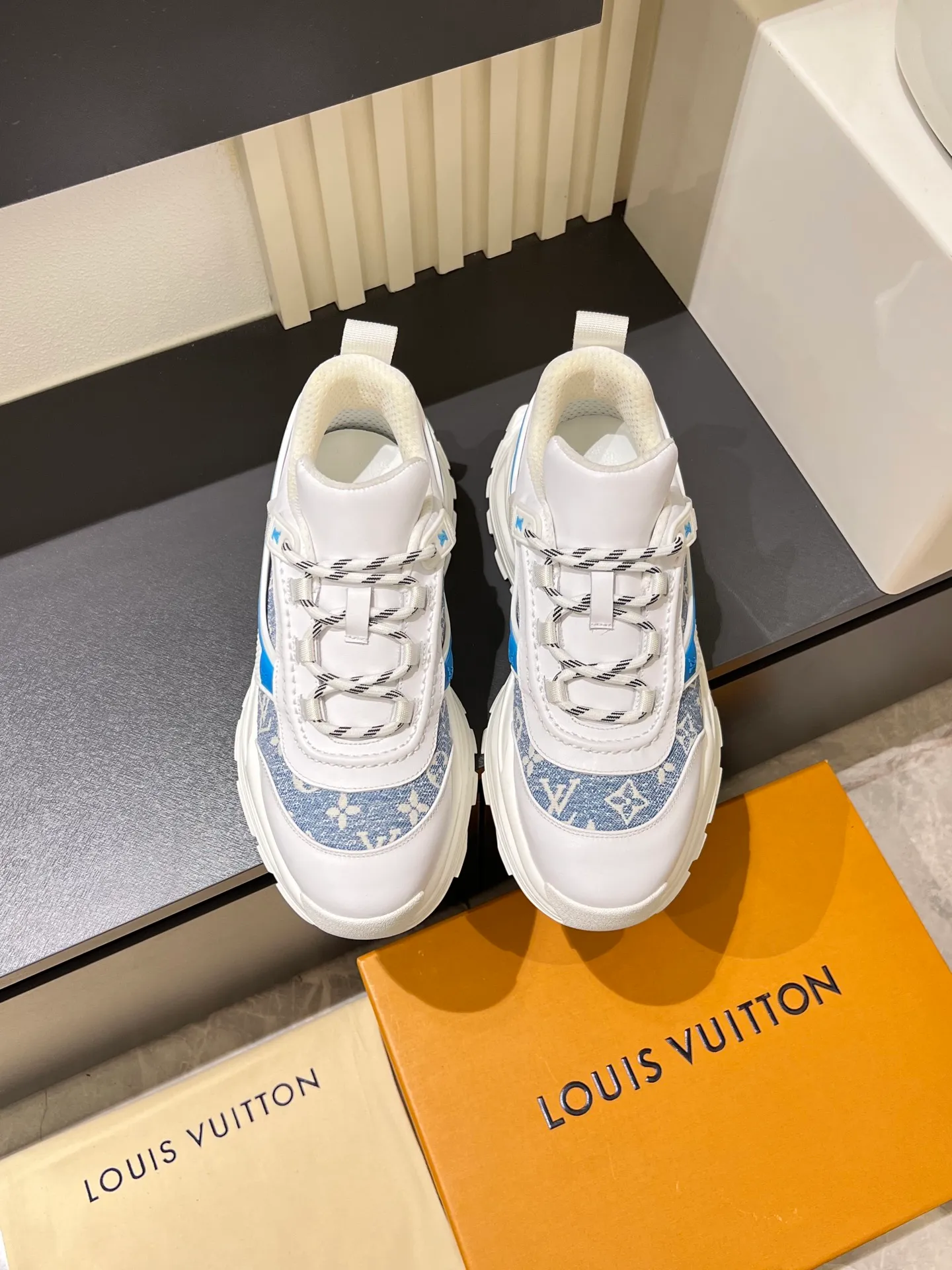p600 "LOUI* VUITTO*" popular men's casual shoes, genuine development in Italy 💯Purchasing level quality ✔️The upper is made of first-layer cowhide, comfortable and soft sheepskin feet ⚡️ Fashionable and versatile, the toe last shape is firm and full, the soles are made from original LV molds and can be freely entered and exited the counter. Light and comfortable on the feet~Purely handmade, details determine quality! Size:39-44!